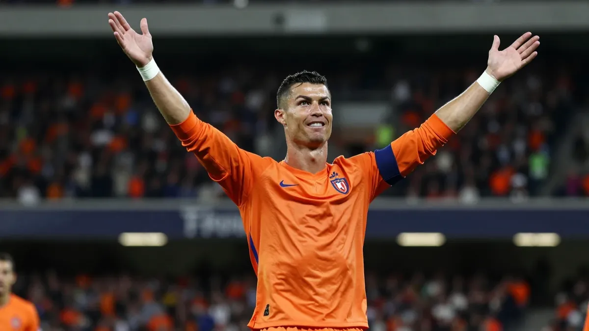 Henk Veerman scored four times, including a spectacular backheel, as FC Volendam thrashed FC Dordrecht 6-1 in the Keuken...